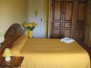 5 bedrooms, iron/ironing board, free WiFi