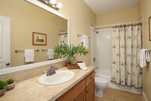 Combinazione doccia/vasca, asciugacapelli, asciugamani, carta igienica