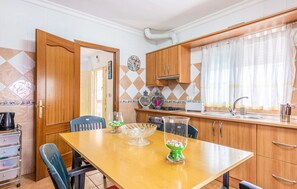 Frigorífico, horno, placa de cocina y cafetera o tetera