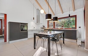 Kühlschrank, Geschirrspüler, Wasserkocher mit Kaffee-/Teezubehör
