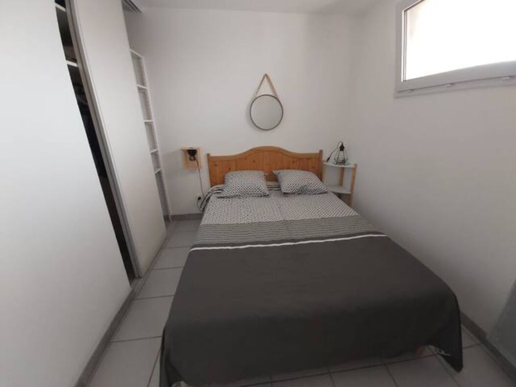 2 slaapkamers, een strijkplank/strijkijzer, reisbedje, beddengoed