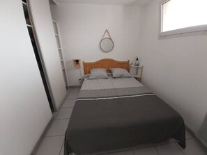 2 chambres, fer et planche à repasser, lit parapluie, draps fournis