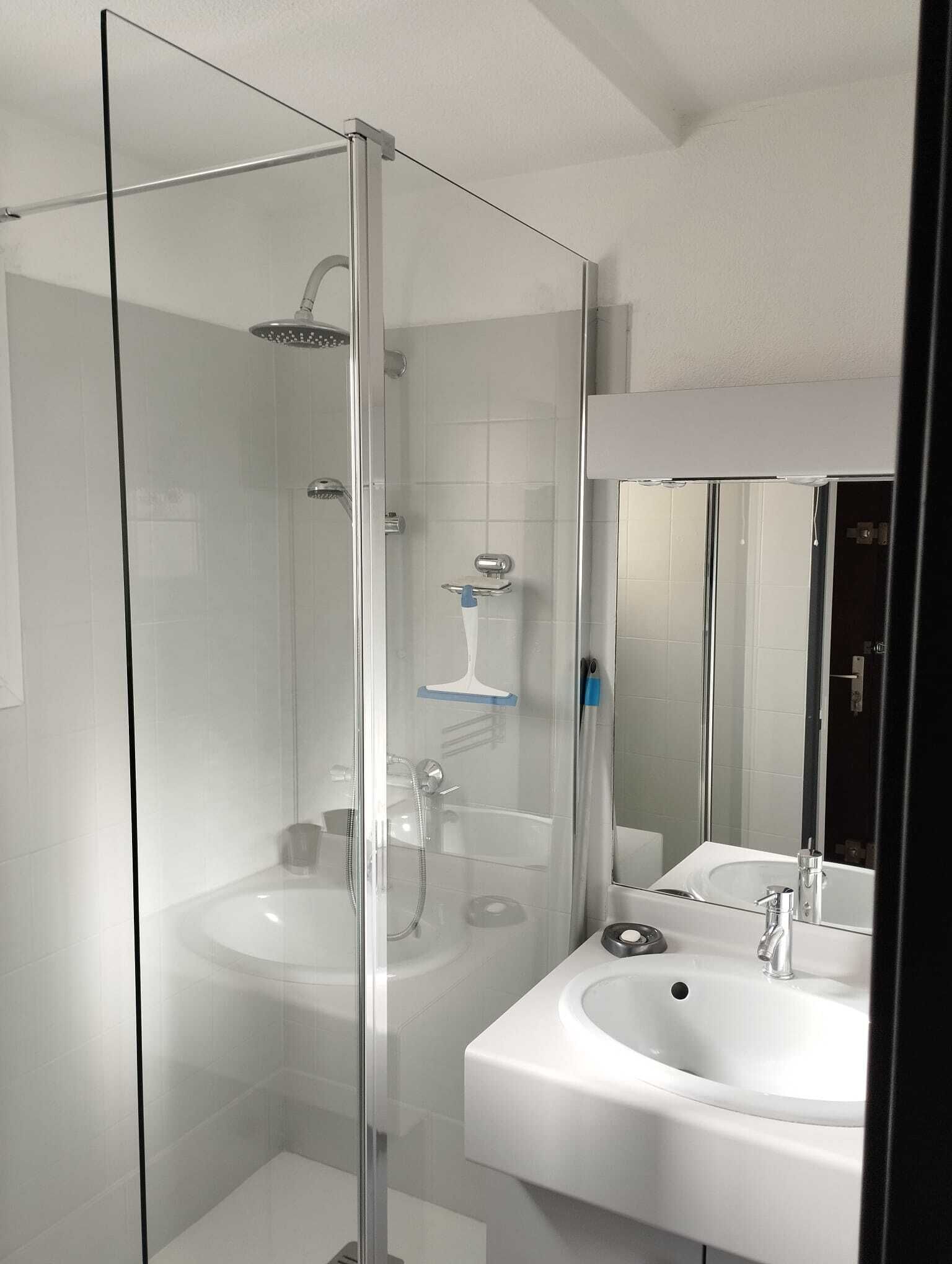 Douche, séchoir à cheveux, serviettes fournies, savon