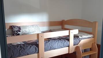 2 chambres, fer et planche Ă repasser, lit parapluie, draps fournis