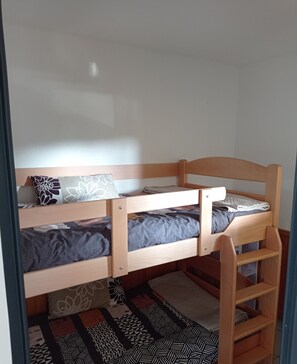 2 chambres, fer et planche Ă  repasser, lit parapluie, draps fournis