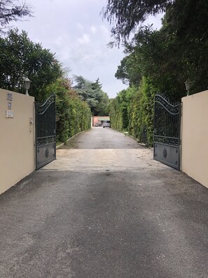 Property grounds - VILLA 250 m²/ 24 persons-2 SWIMMING POOLS -14 rooms on 9000m² enclosed - 5 mn beach (Argelès-sur-Mer)