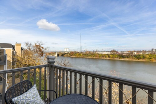Downtown Nashville's Premier Riverside Getaway FREE PARKING