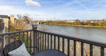 Downtown Nashville's Premier Riverside Getaway FREE PARKING