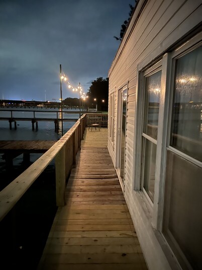 The Boat House on the Bay - On the water; Pet Friendly; WiFi