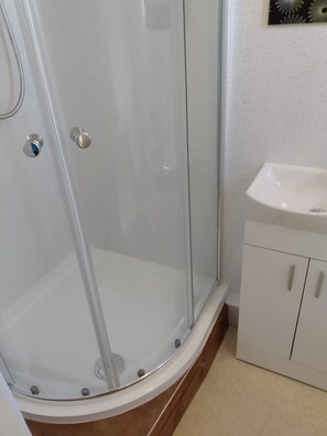Douche, sĂšche-cheveux, serviettes fournies, papier toilette