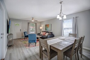 Living area - Entire House just TEN minutes to TIAA stadium (Jacksonville)