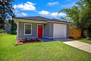 Exterior - Entire House just TEN minutes to TIAA stadium (Jacksonville)