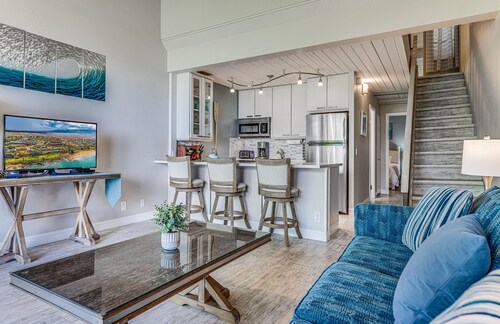 Great location, Stylish Beachy Condo With Upgraded Amenities & Ocean View