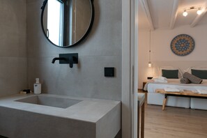 9 habitaciones, caja de seguridad en la habitación y escritorio 