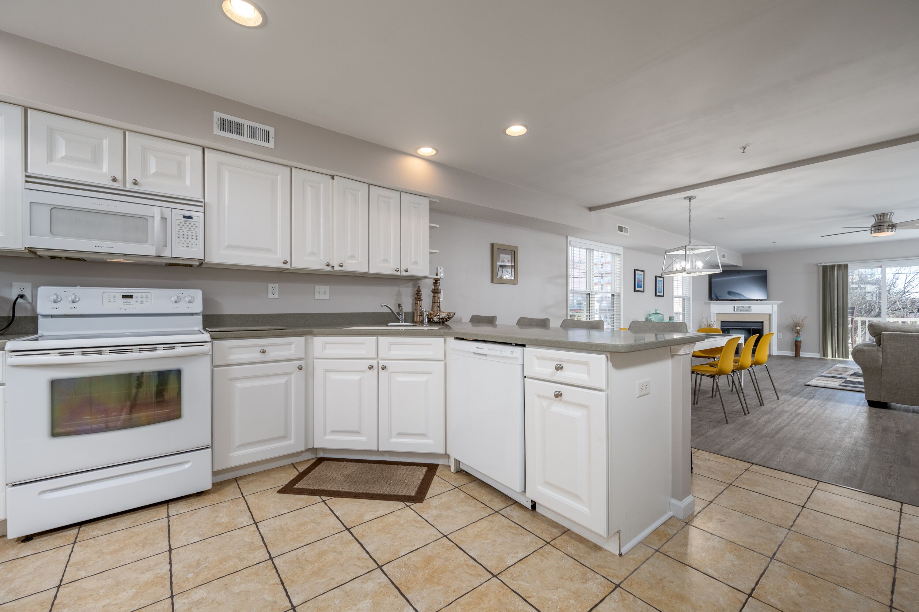 Réfrigérateur, micro-ondes, lave-vaisselle, cafetière/bouilloire