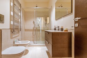 Shower, hair dryer, bidet, towels - Nana Inn love (Napoli)