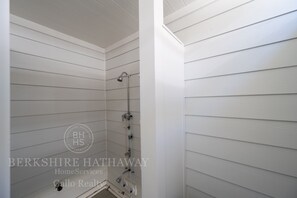 Combined shower/tub