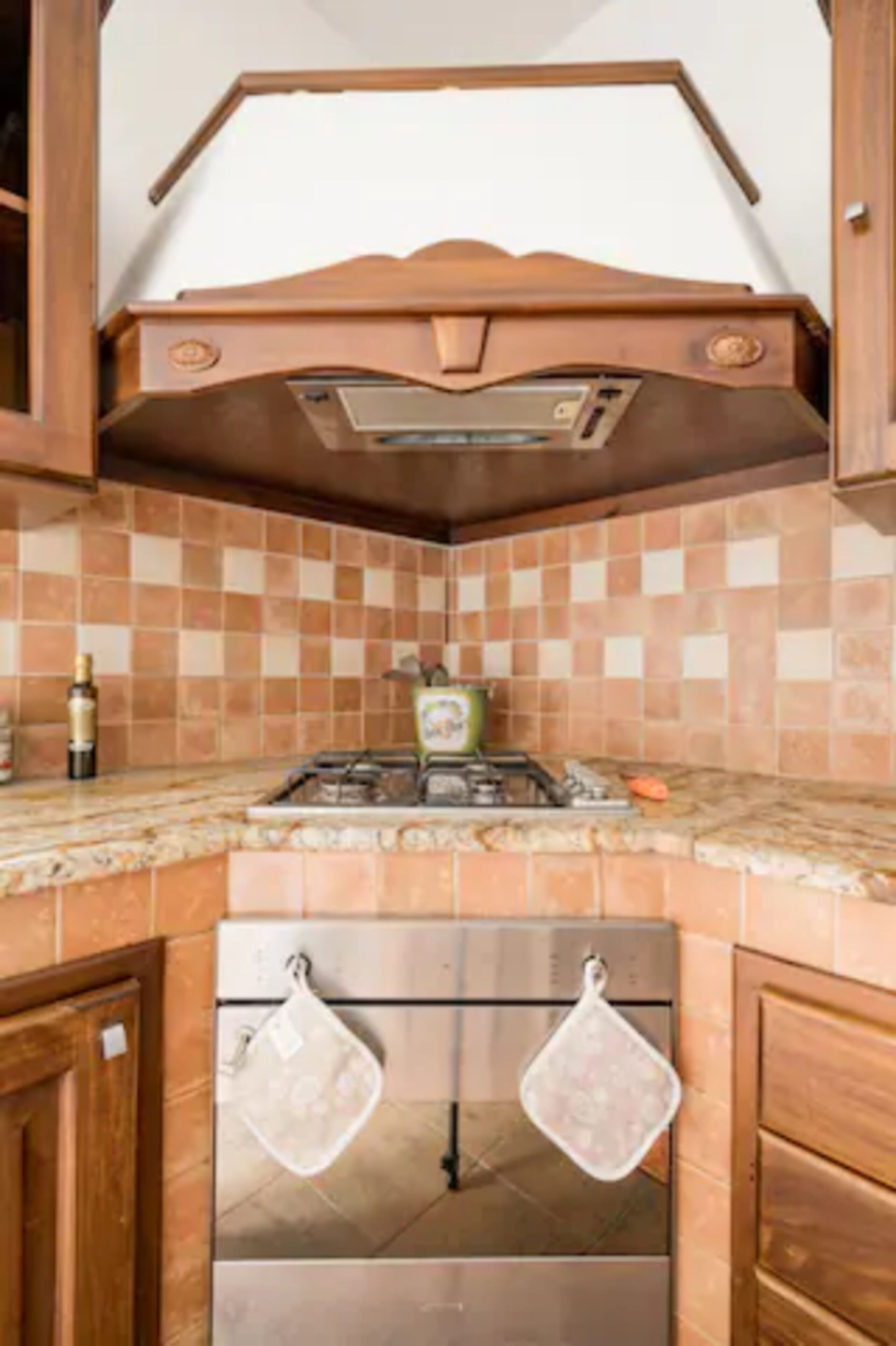 Kühlschrank, Ofen, Herdplatte, Wasserkocher mit Kaffee-/Teezubehör