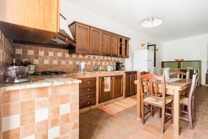 Kühlschrank, Ofen, Herdplatte, Wasserkocher mit Kaffee-/Teezubehör