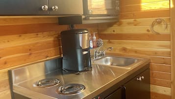 Refrigerador, microondas, cafetera y tetera y utensilios de cocina