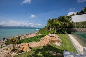 Property grounds - Syrah 3-bedroom Beachfront Villa in Koh Samui (Koh Samui)