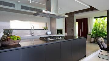 Geladeira, micro-ondas, fogão, cooktop