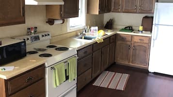 Jääkaappi, mikroaaltouuni, uuni, liesi