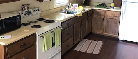 Refrigerador, microondas, horno, placa de cocina