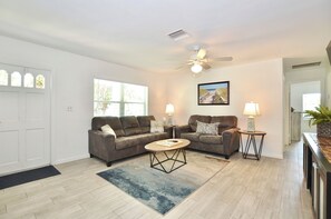 Téléviseur connecté, lecteur de DVD, livres