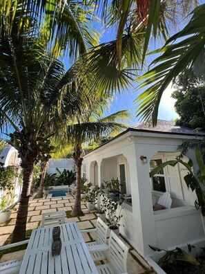 Outdoor dining - Bamboo House: Charming Private Tropical Oasis in the Heart of the Village. (Harbour Island)