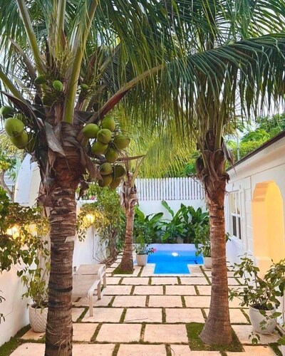 Bamboo House: Charming Private Tropical Oasis in the Heart of the Village.