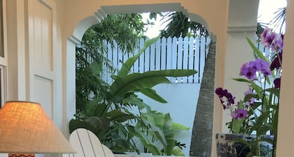 Bamboo House: Charming Private Tropical Oasis in the Heart of the Village.