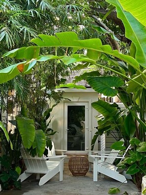 Terrace/patio - Bamboo House: Charming Private Tropical Oasis in the Heart of the Village. (Harbour Island)