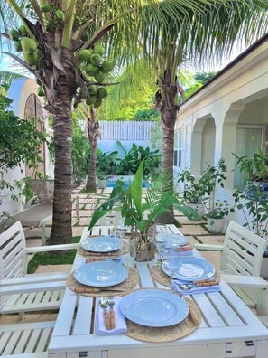Outdoor dining - Bamboo House: Charming Private Tropical Oasis in the Heart of the Village. (Harbour Island)