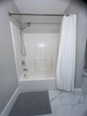 Ensemble douche/baignoire, sèche-cheveux, serviettes fournies, savon