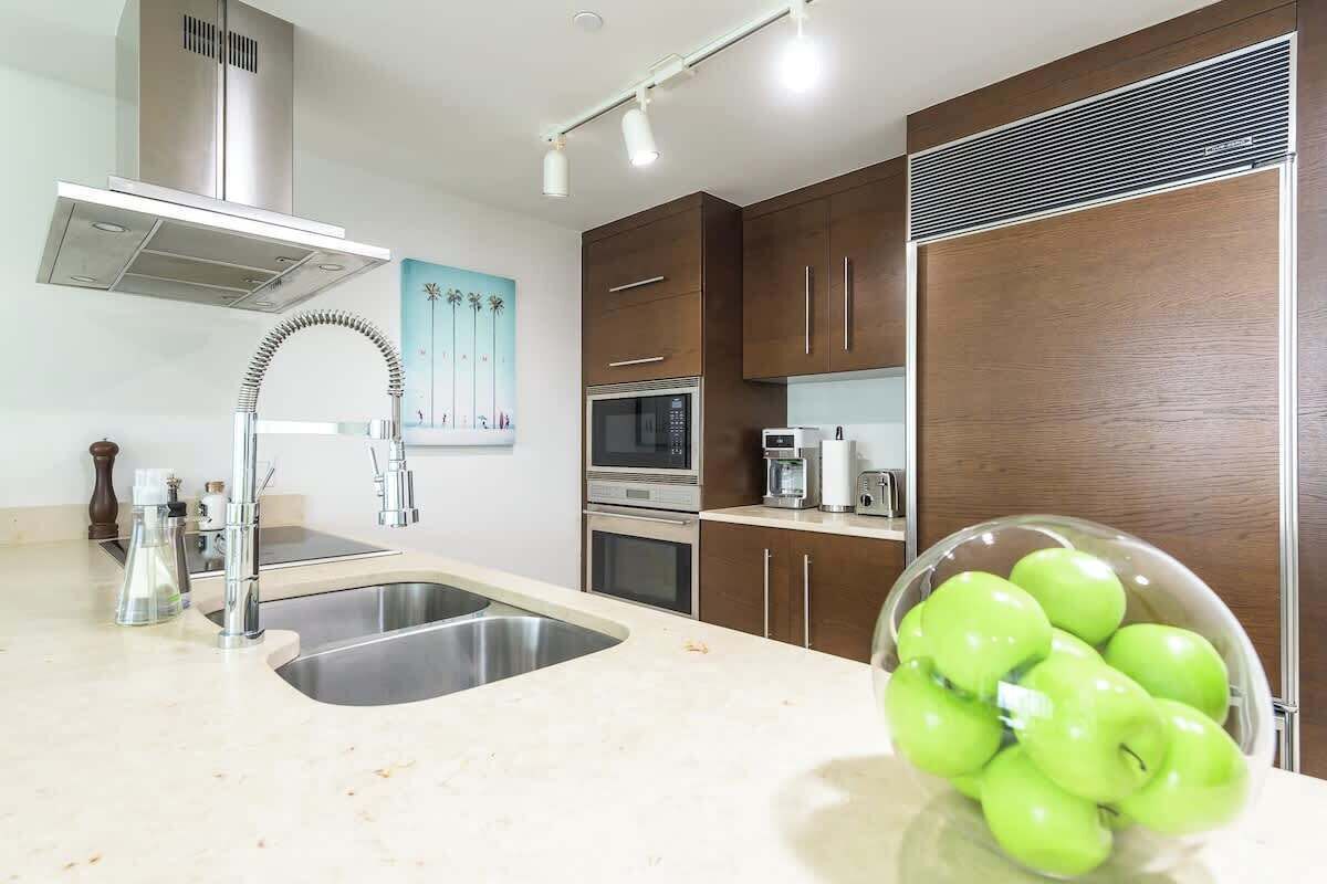 Wasserkocher mit Kaffee-/Teezubehör, Kühlschrank, Mikrowelle, Ofen