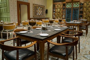 Bữa sáng buffet hàng ngày (350 INR/mỗi người) 