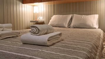 1 habitación, tabla de planchar con plancha y cuna de viaje