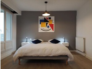 3 habitaciones, tabla de planchar con plancha, wifi y ropa de cama 