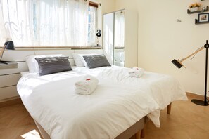 2 slaapkamers, een strijkplank/strijkijzer, reisbedje, gratis wifi