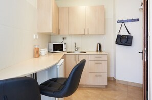 Réfrigérateur, micro-ondes, cafetière/bouilloire, bouilloire électrique