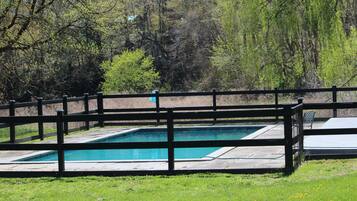 Alberca al aire libre y alberca climatizada