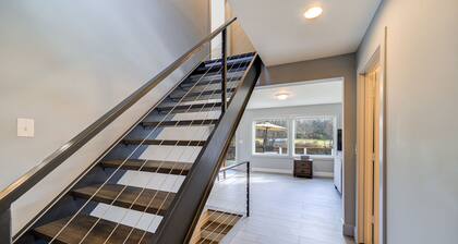 Fabulous 4 Season Resort Home on the Ten Mile River