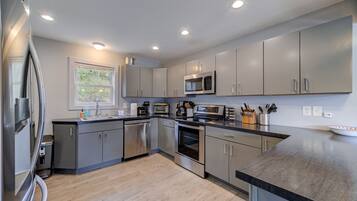 Mikrovågsugn, ugn, spishäll och diskmaskin