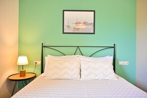 2 slaapkamers, een bureau, een strijkplank/strijkijzer, gratis wifi