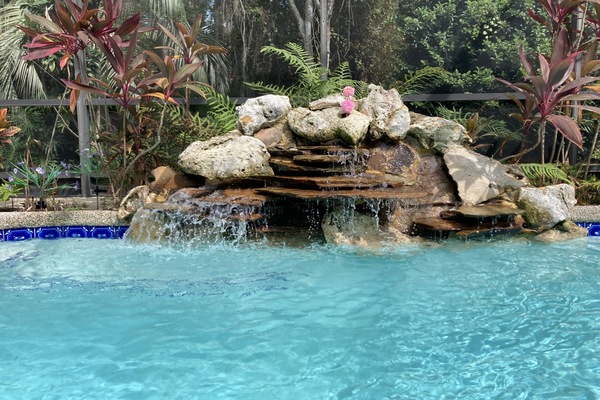 Una piscina al aire libre, una piscina climatizada