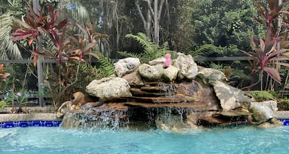 Flamingo 🦩 PRIVATE HEATED POOL House: Short Drive to St Augustine, Daytona Beach