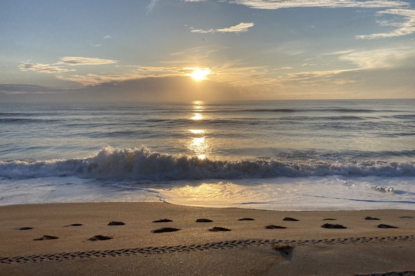 Beach nearby, sun loungers, beach towels