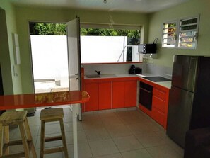 Réfrigérateur, four à micro-ondes, un four, surface de cuisson