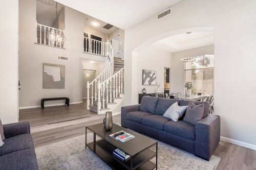 LUXURY Desert Escape 6-Bedroom, 3 bathroom with Heated Pool SLEEPS 18!